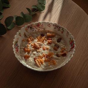 Овсяная каша на банановом молоке с изюмом и  вафельной крошкой